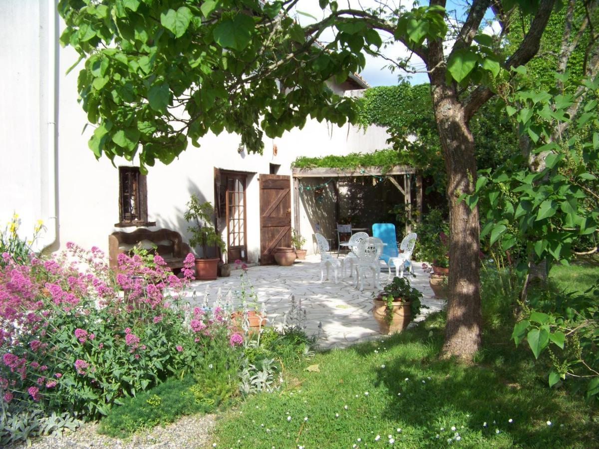 Grande maison atypique Le Burgaud Extérieur photo